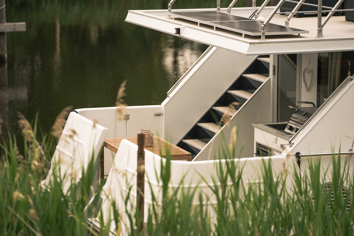 Deine schwimmende Auszeit -  Hausboot Tortuga