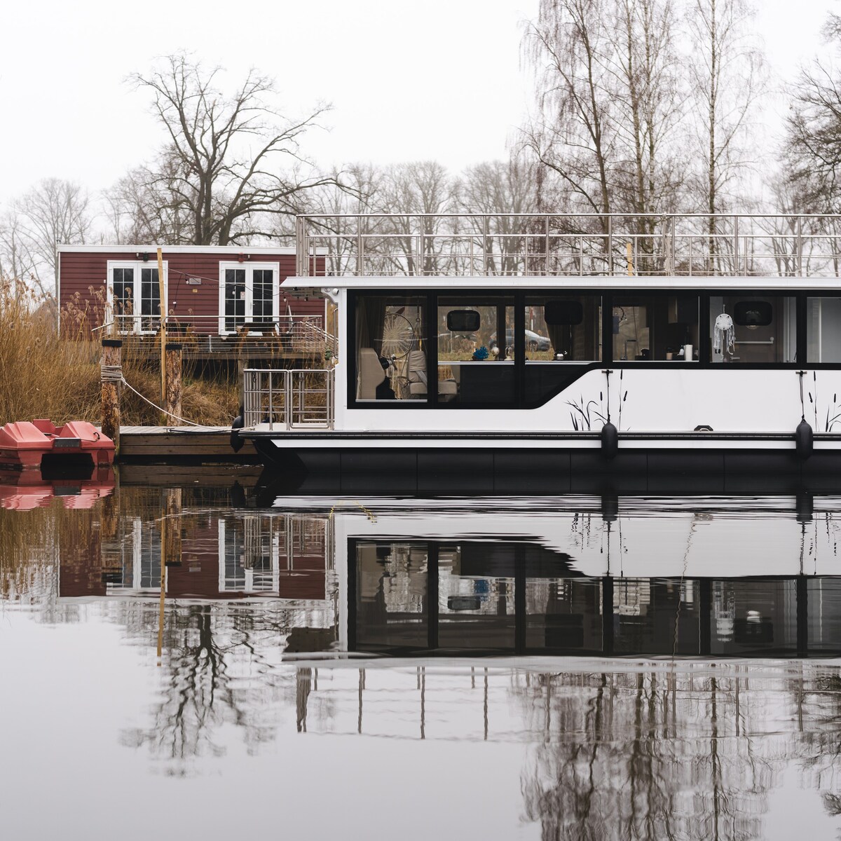 Deine schwimmende Auszeit -  Hausboot Tortuga