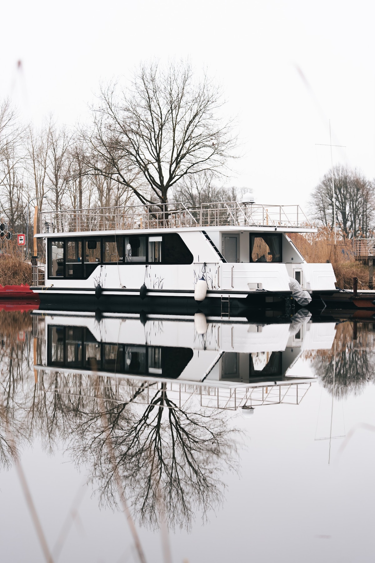 Deine schwimmende Auszeit -  Hausboot Tortuga