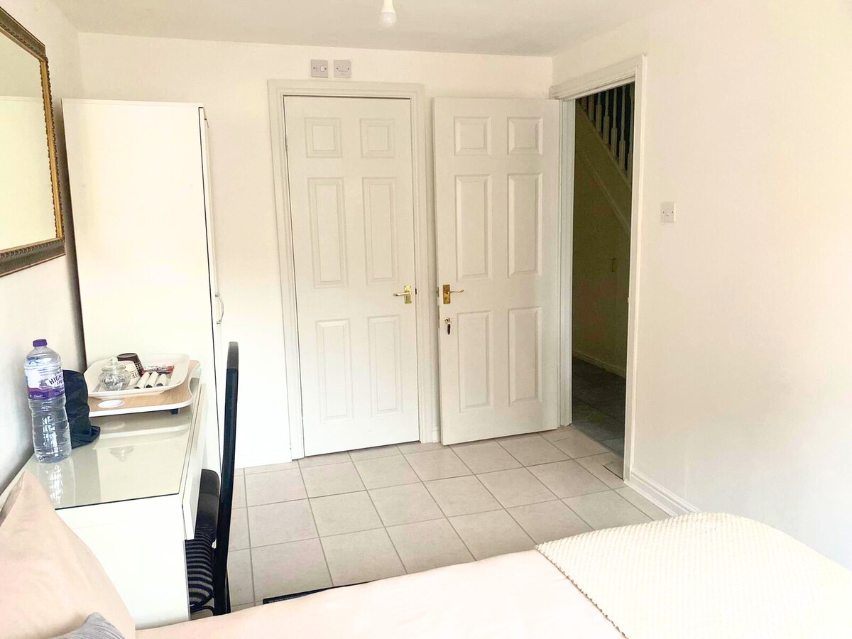 Adorable En-Suite Room Near Elizabeth Line