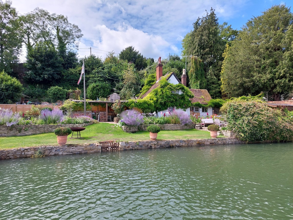 Waterfront. River Hamble. Private Pontoon. Hot Tub