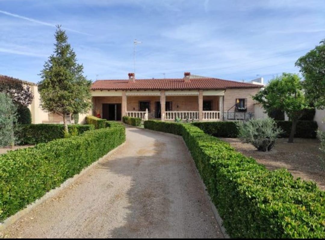 Casa con jardín en Rozalén