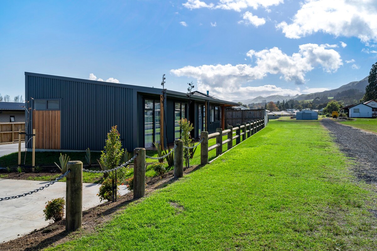 Custom designed holiday home, next to Cycleway.