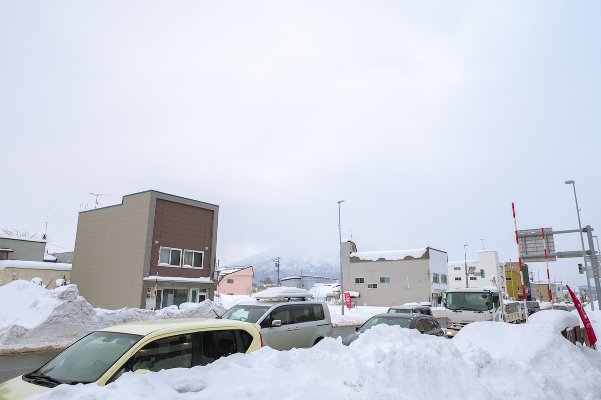 尼泽科与家人或团队一起享受冬季滑雪和绝美的山景，怎么样？