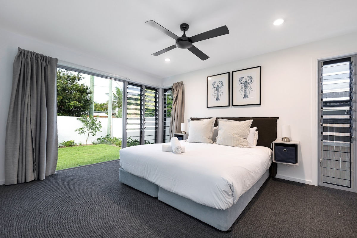 Family Getaway! 5-Bed House in Surfers Paradise