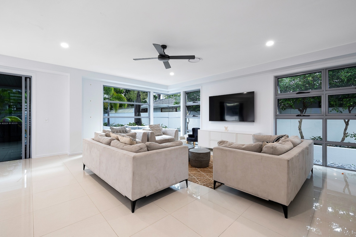 Family Getaway! 5-Bed House in Surfers Paradise