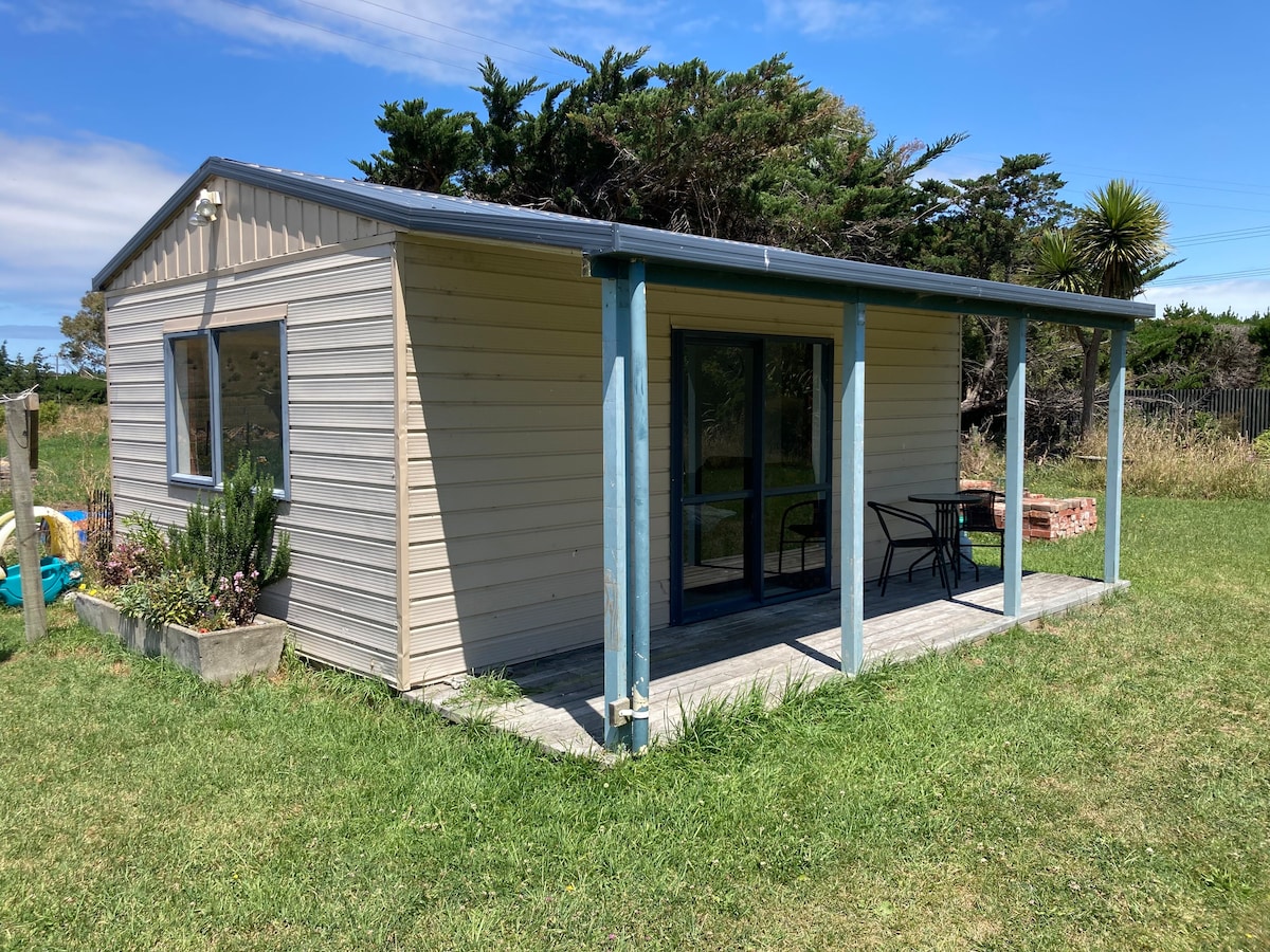 Wildflower Cabin - on a small farm in Motukārara