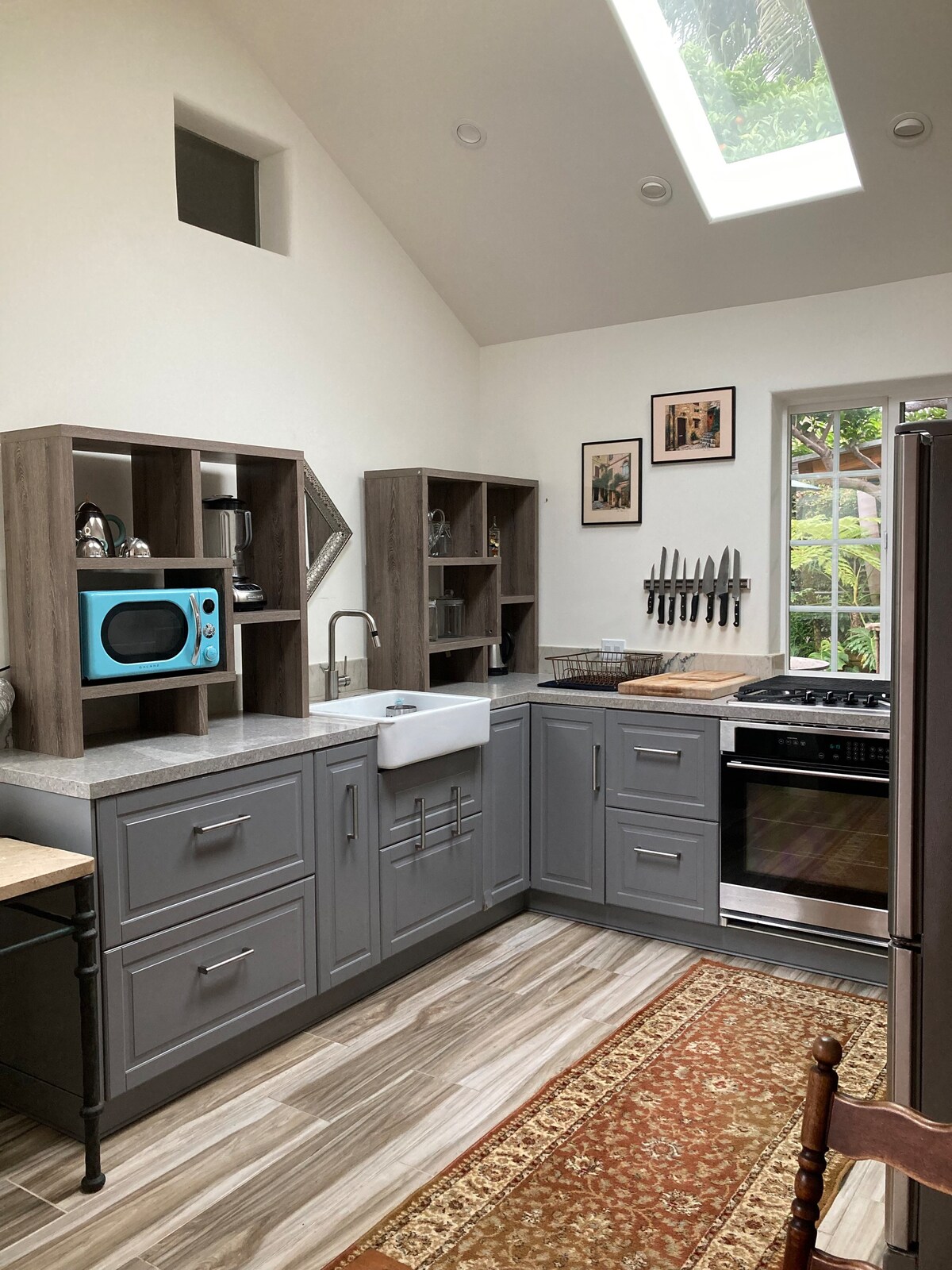 Cozy Studio with Full  Kitchen, washer/dryer