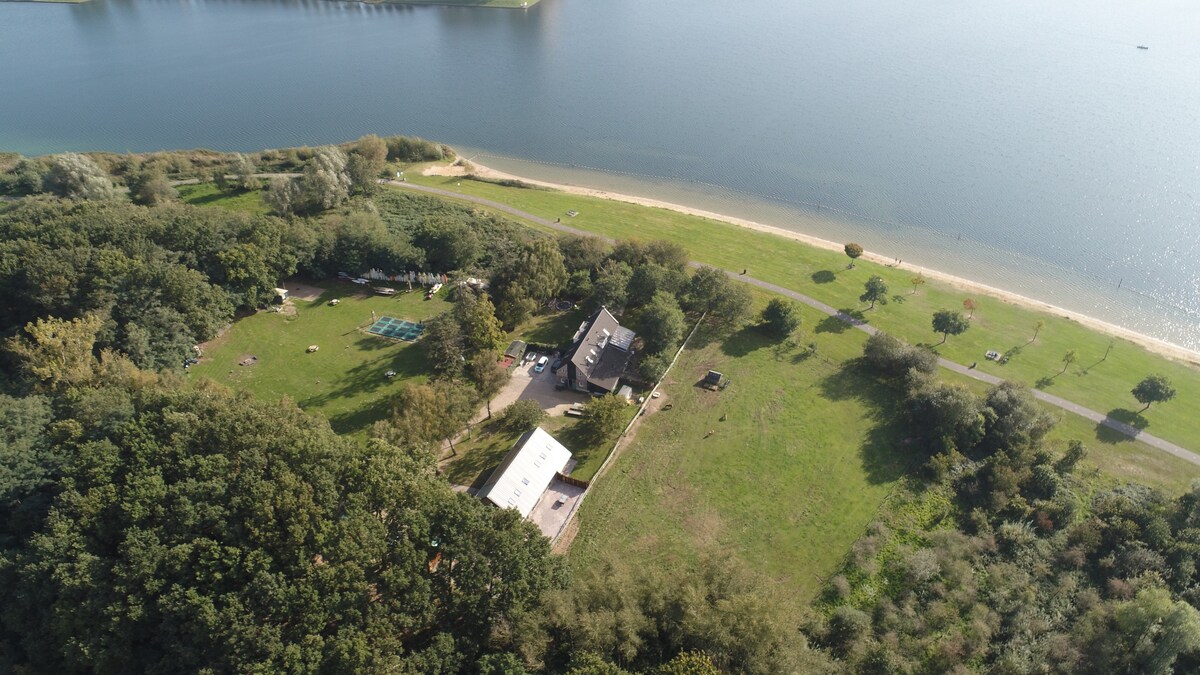 Landelijke vrijstaande nieuwe boerderij aan strand