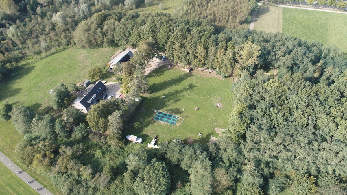 Landelijke vrijstaande nieuwe boerderij aan strand