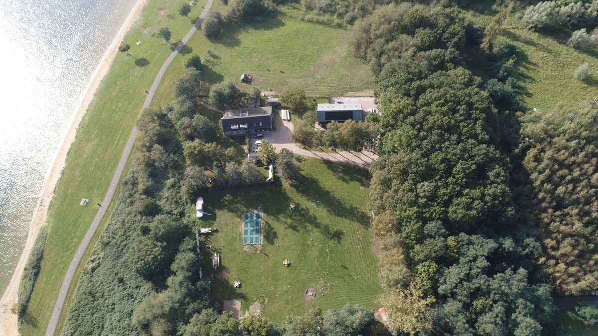 Landelijke vrijstaande nieuwe boerderij aan strand