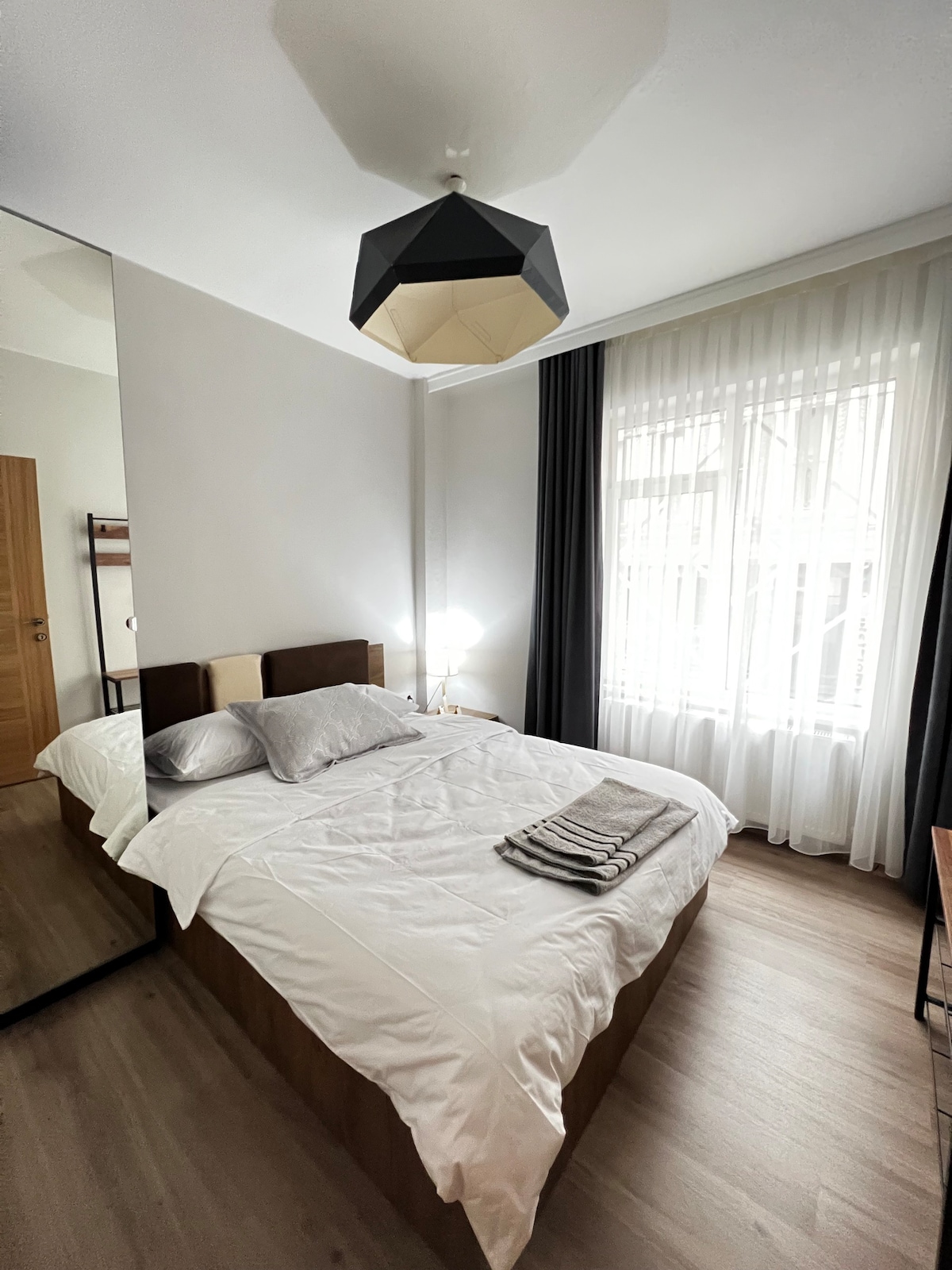 Cozy flat, w/ high speed Wi-Fi, 2Min to metro