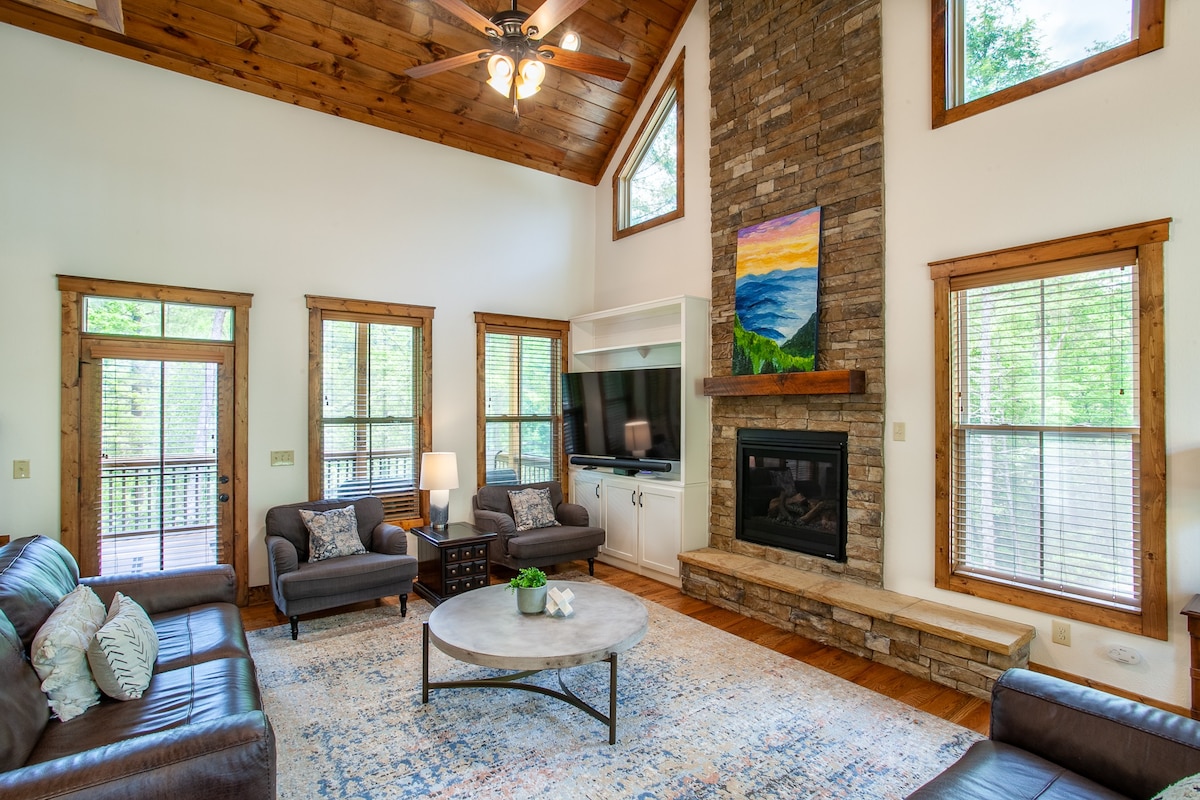 The Peaceful Perch-Fireplace & Community Amenities