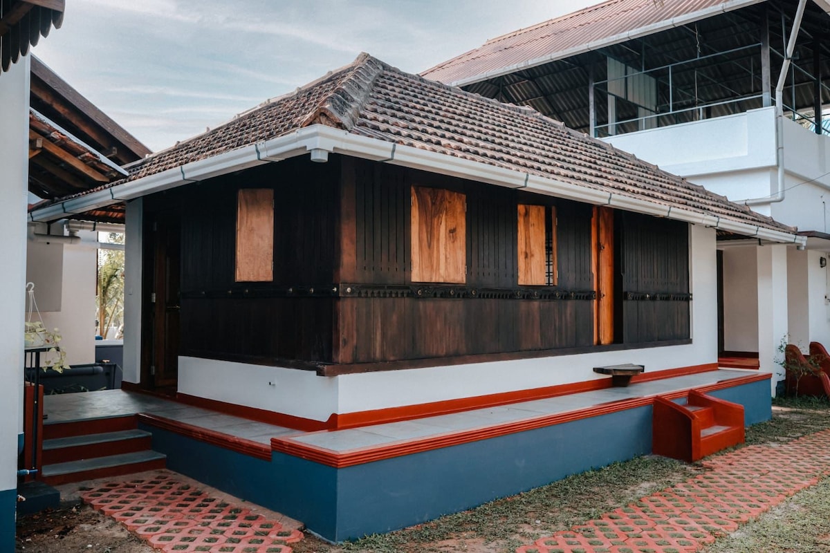 Kerala Wood House by Panangad Backwaters