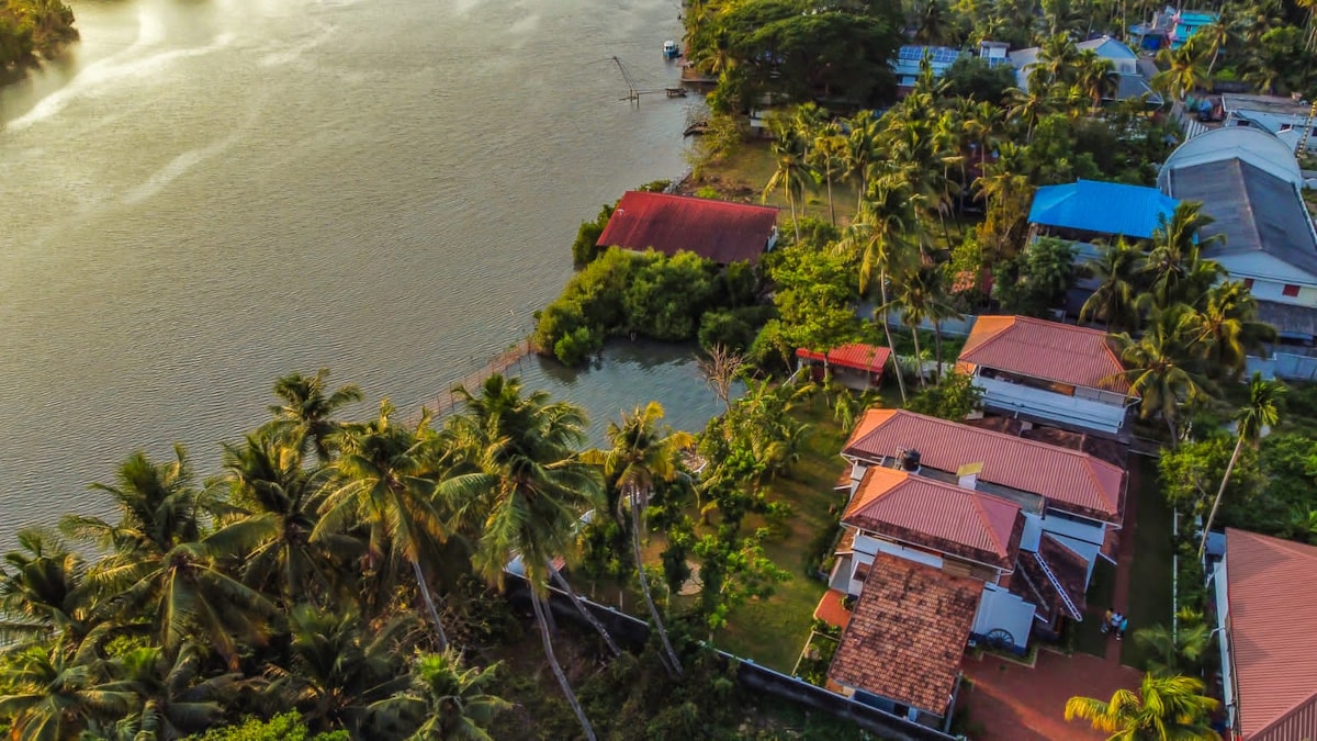 Kerala Wood House by Panangad Backwaters