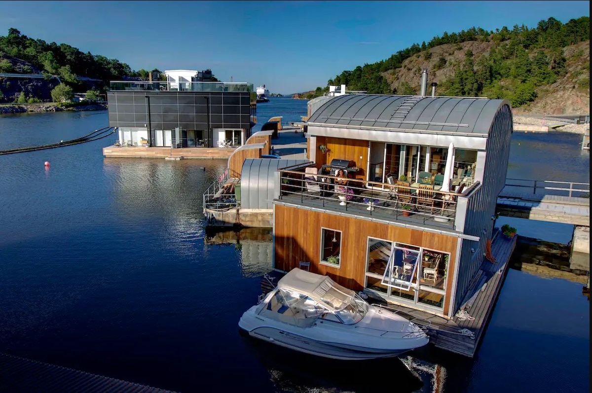 Unique residence floating on water