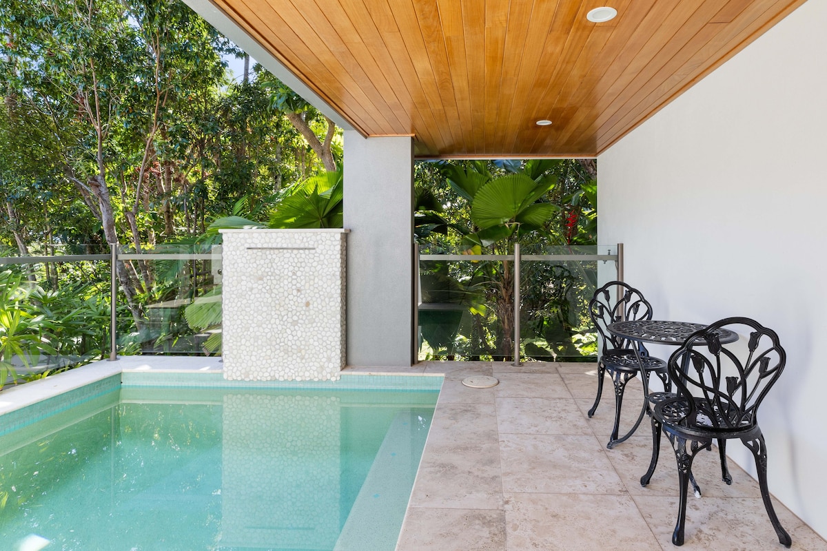 Villa Mercedes—Poolside Tranquility on Murphy St