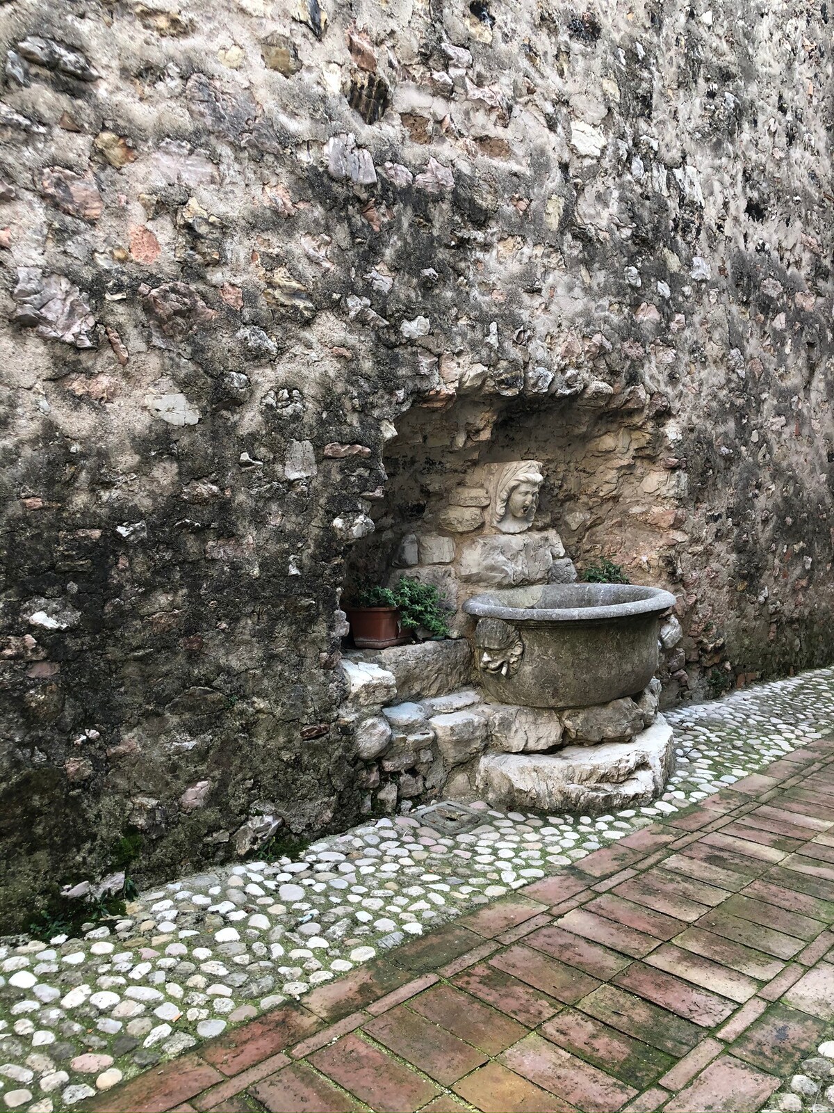 Borgo di Firenzuola中中世纪塔楼的房间