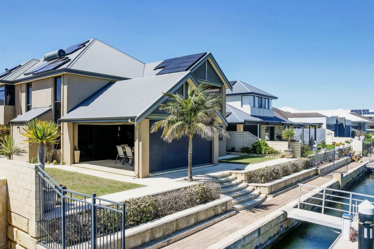 Canalfront Paradise: Luxury Getaway in Dudley Park