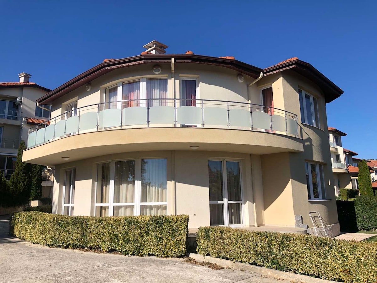 Apartment in a Complex of Houses