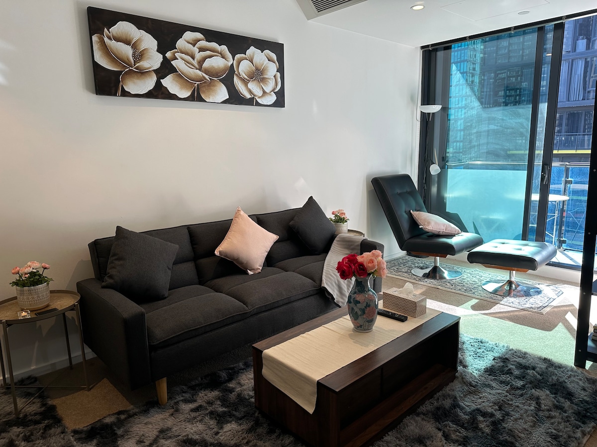 Stylish apt 5 min from crown cas