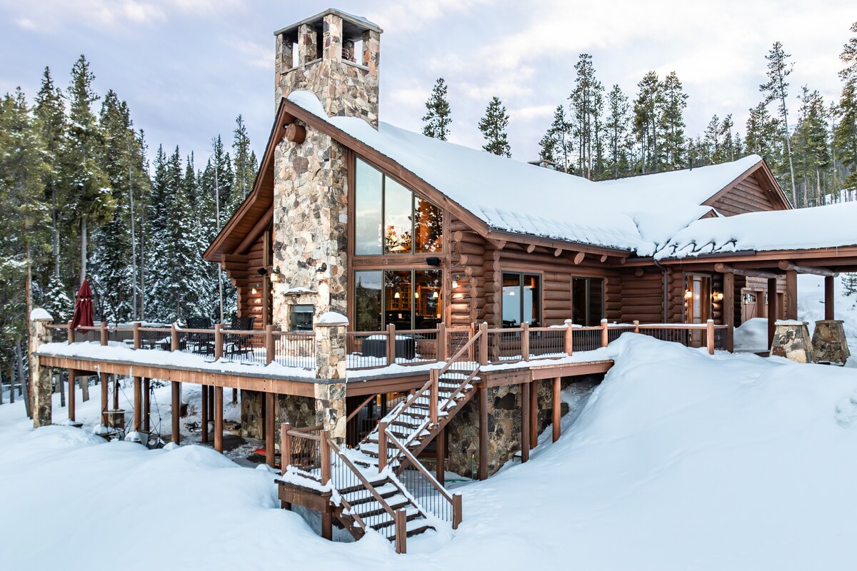 Classic log home 5 minutes to free skier parking