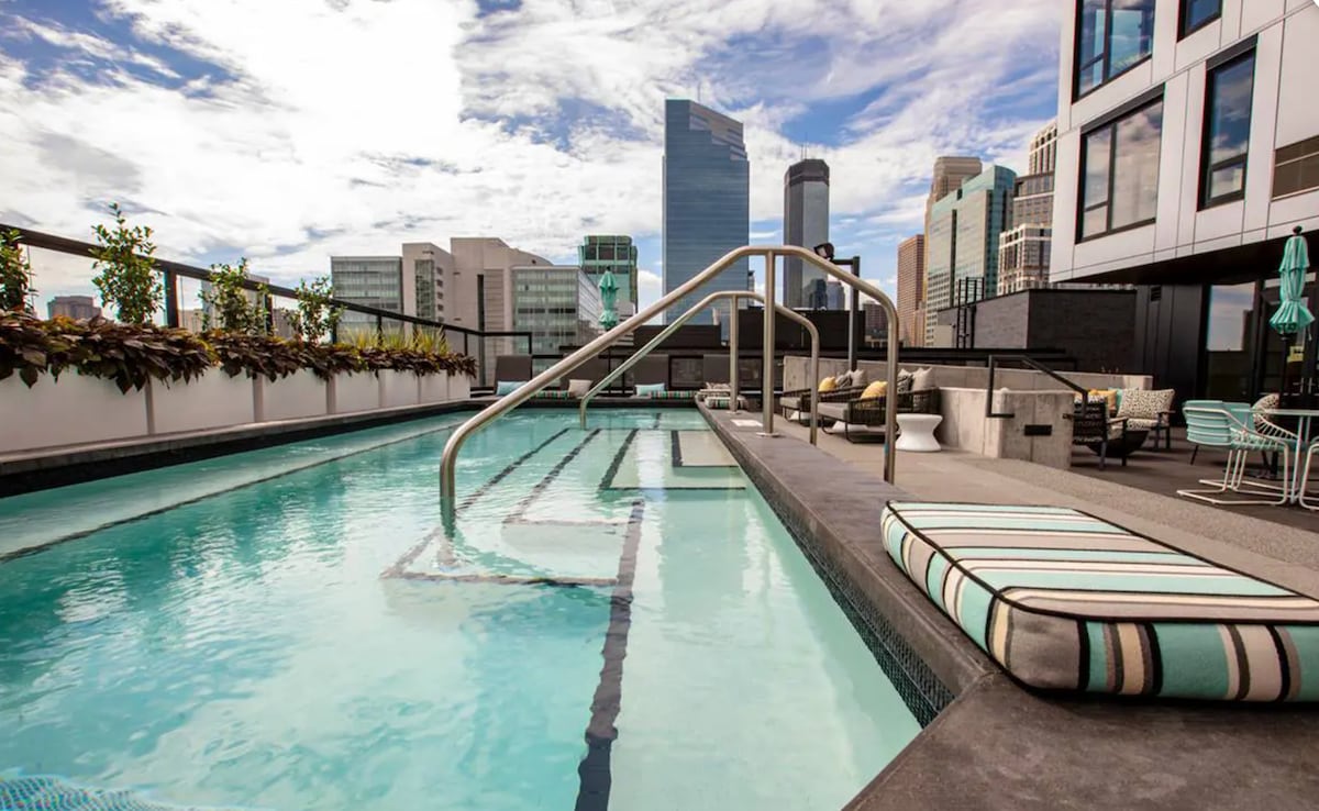 Sunny Downtown Bliss: 15th Floor w/Pool & Gym