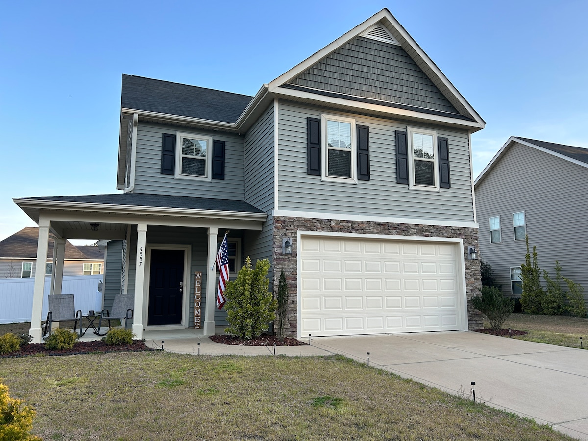 Amazing Pool/Fire Pit/Backyard- 20 min to Liberty!