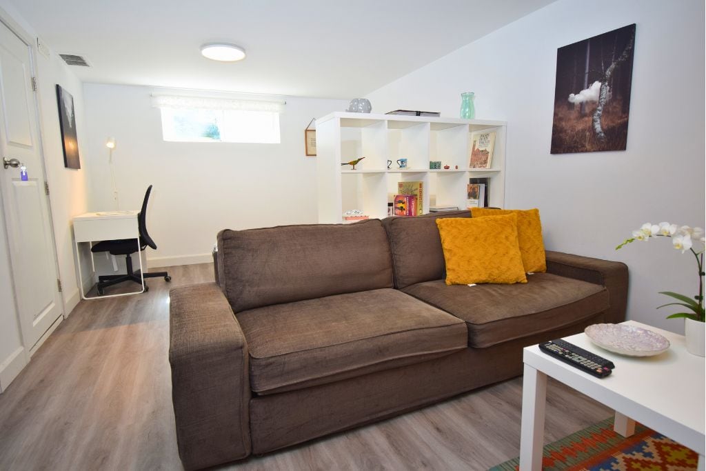 Cozy & Bright Basement Suite - Free Parking