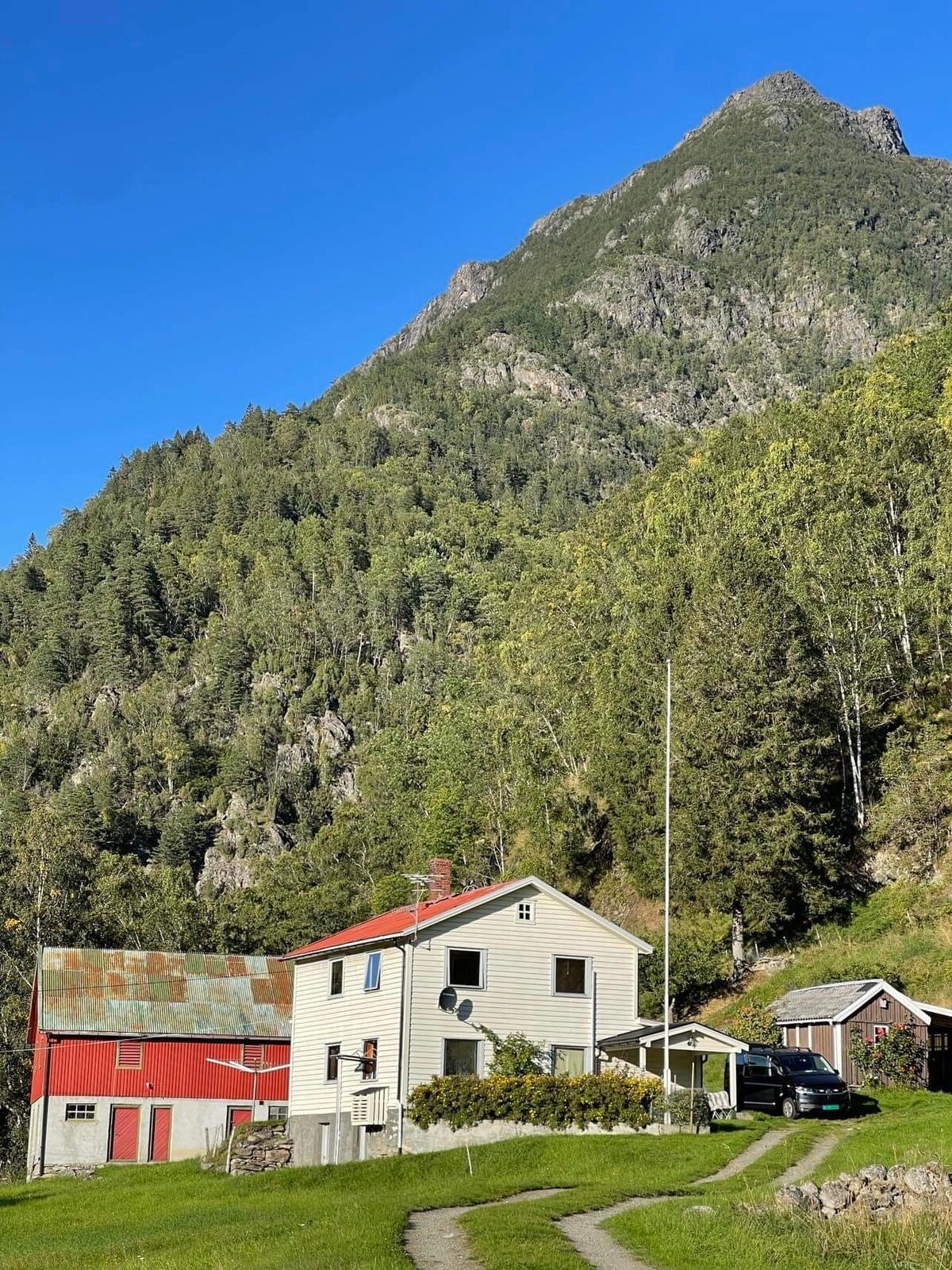 Småbruk med fjordutsikt