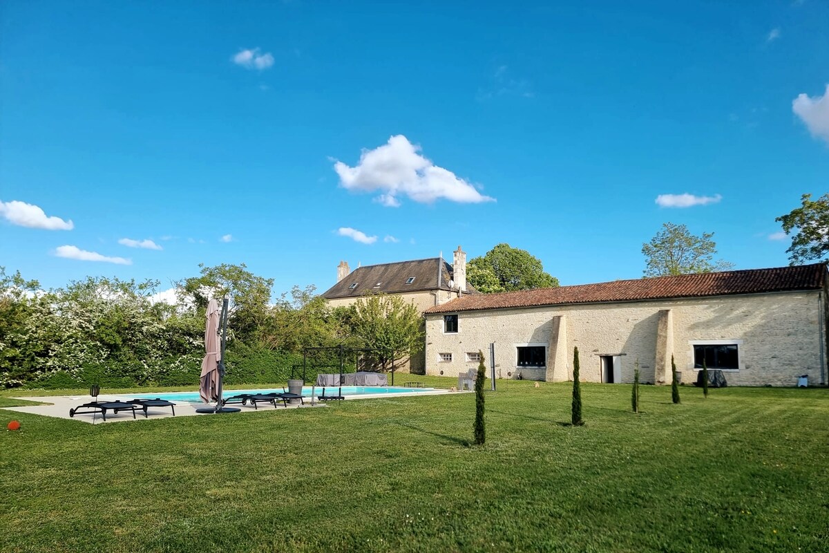 Maison élégante avec piscine et grange 12 pers