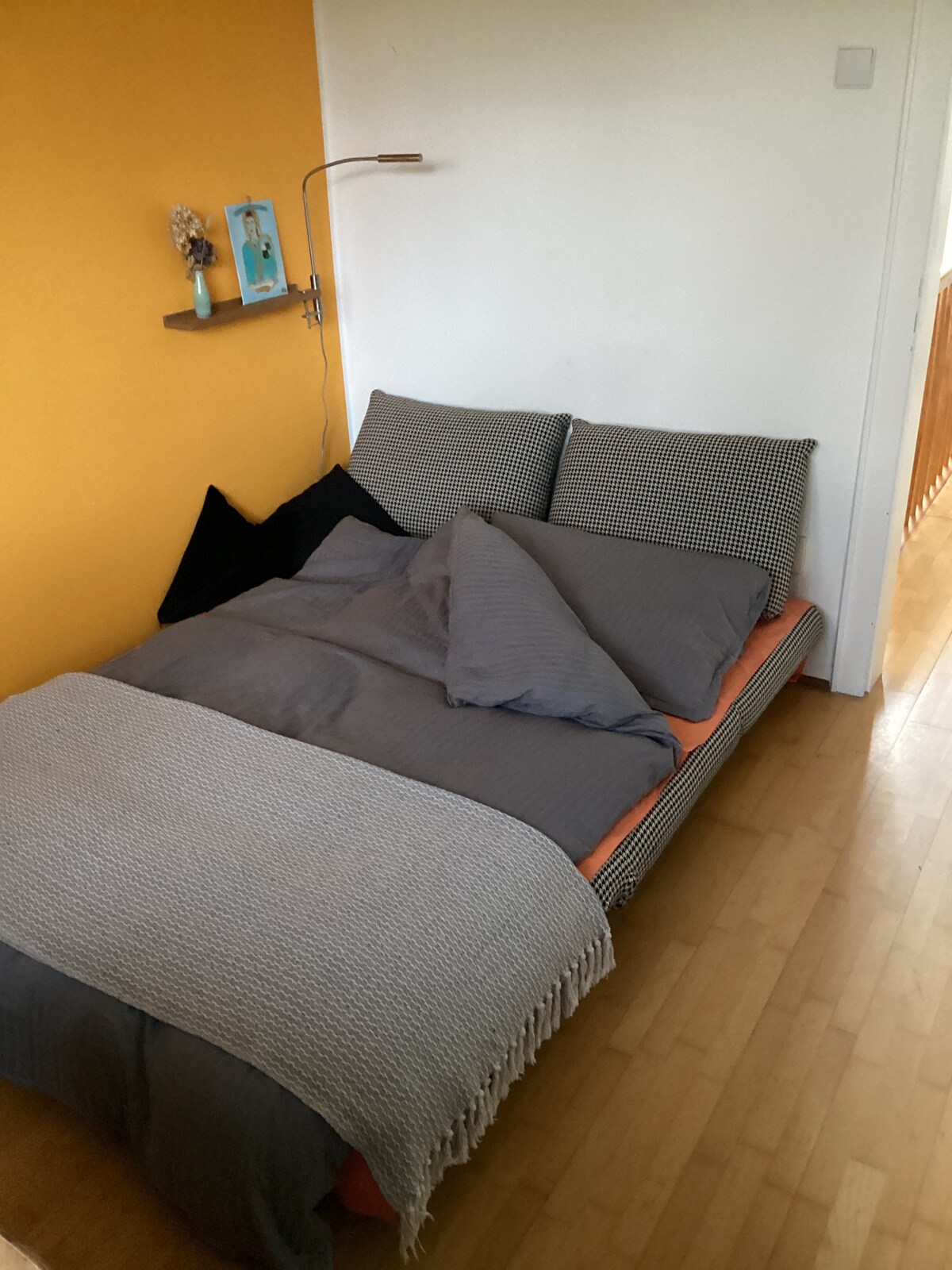 Kleines Gästezimmer mit Sofabett