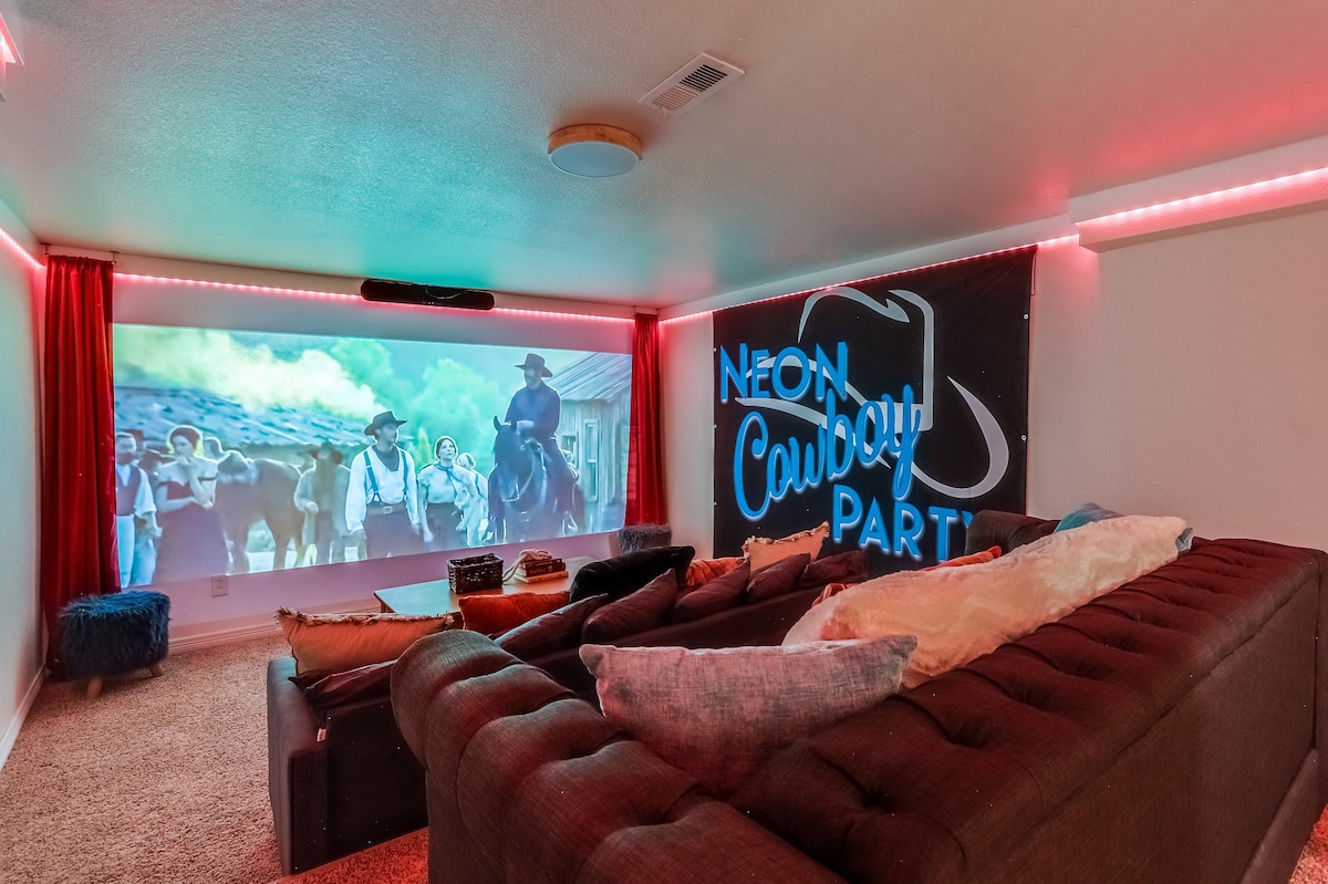 The Neon Cowboy -热水浴缸、火坑、电影院、摄影墙