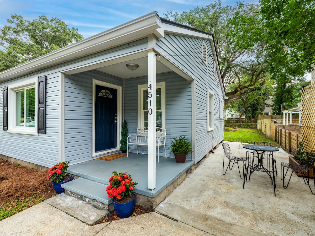 The Cozy Blue Cottage in Park Circle