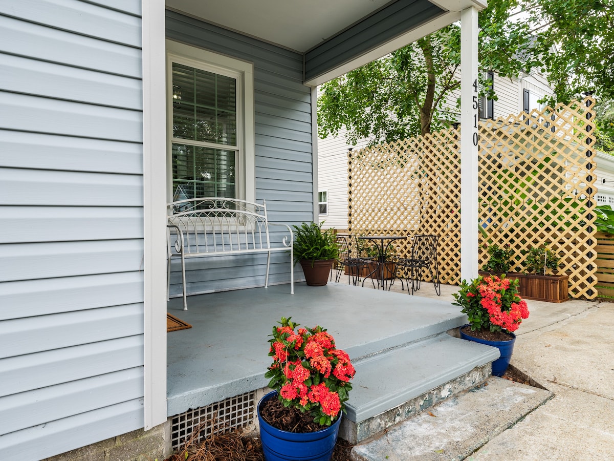 The Cozy Blue Cottage in Park Circle