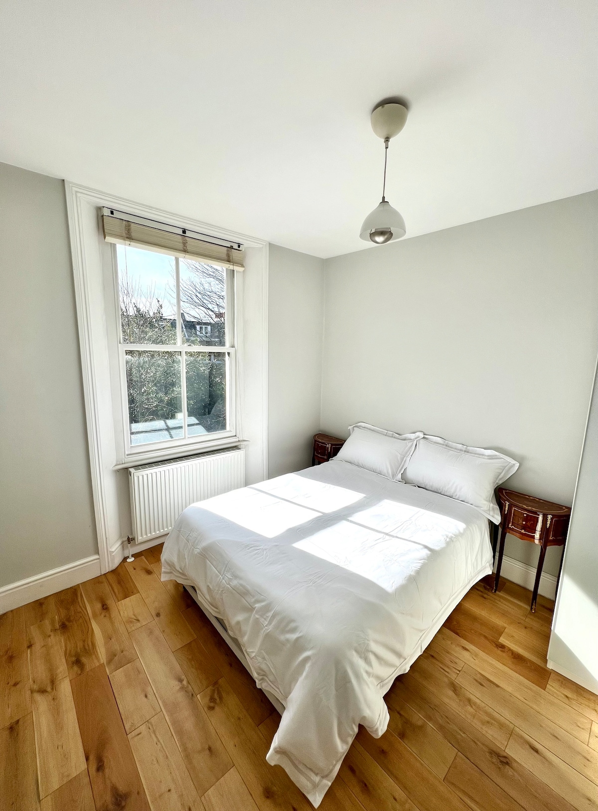 Kensington spacious and bright top floor flat