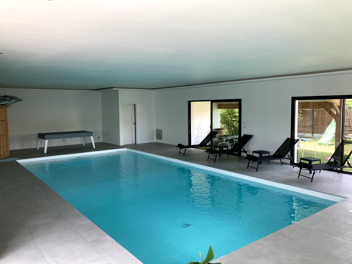 Villa avec piscine intérieure
