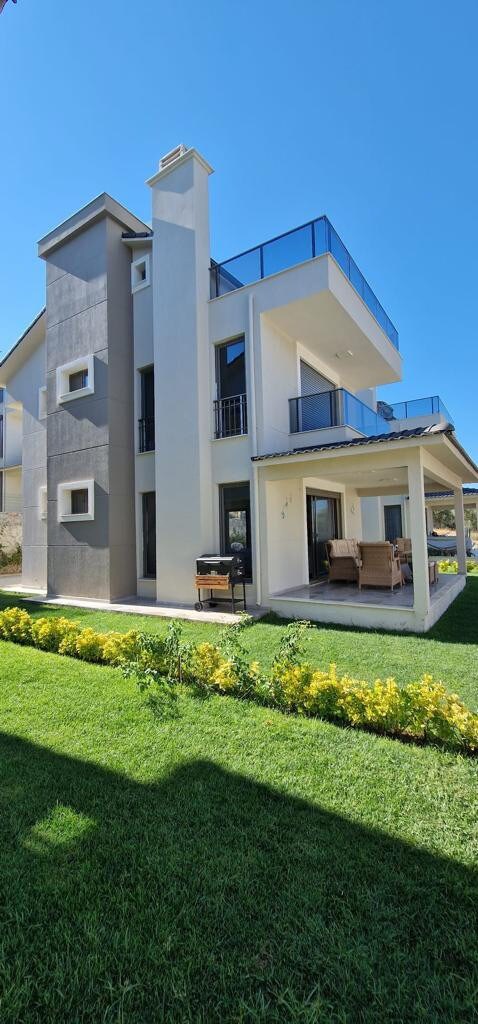 Modern villa with sea view +pool
