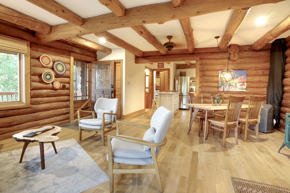 Log Cabin in the heart of Elora