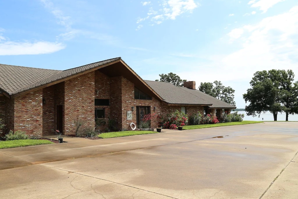 Waterfront Lodge on Lake Fork