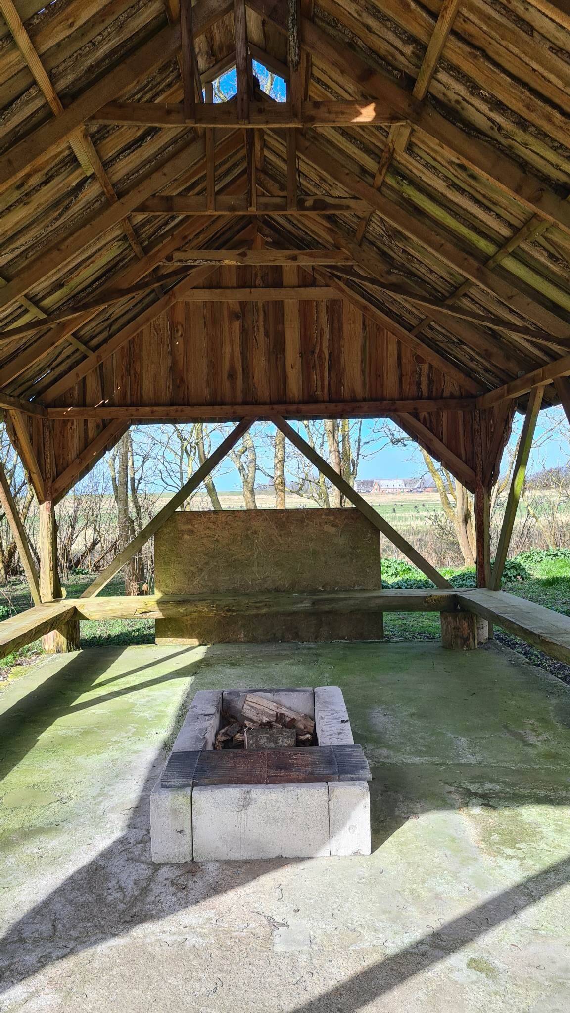 Hus med stor lukket have & bålhytte & shelters