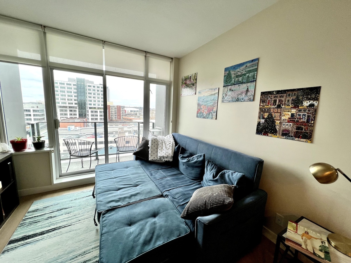 1BR Puzzle-Themed Downtown Apt