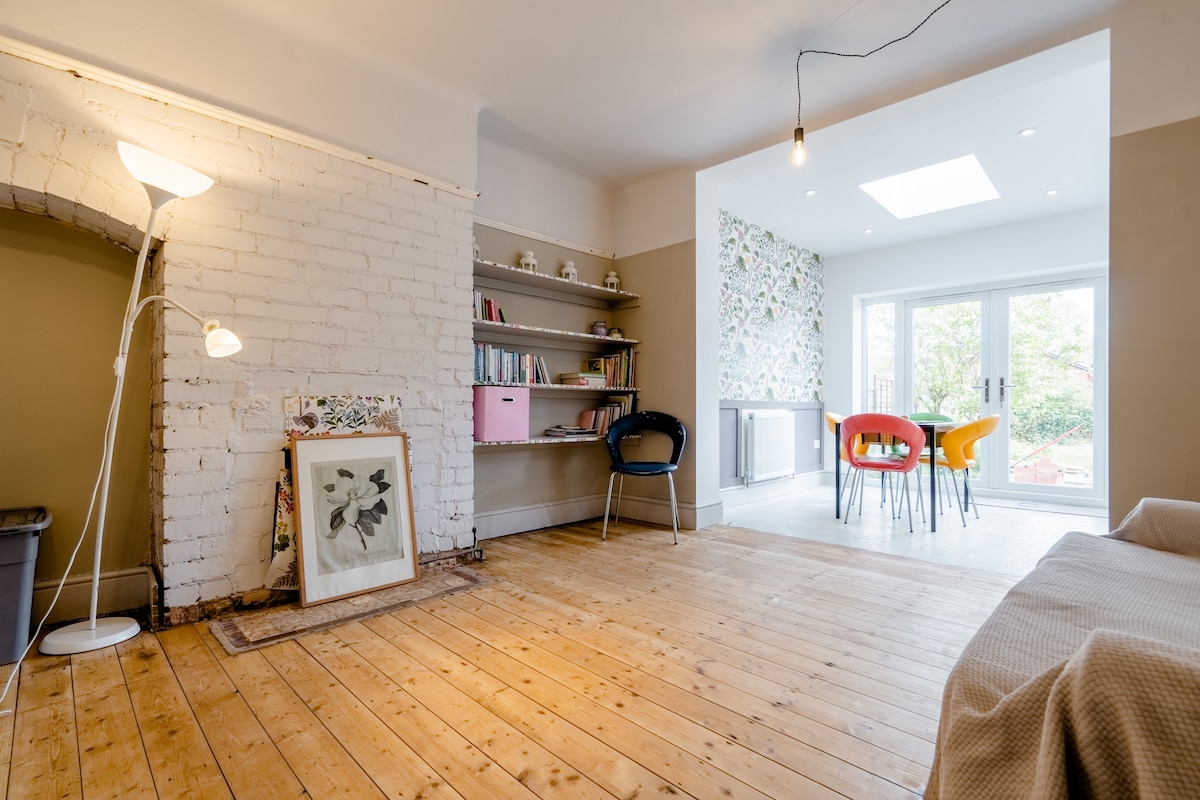 Brand New room in a family house Private entrance