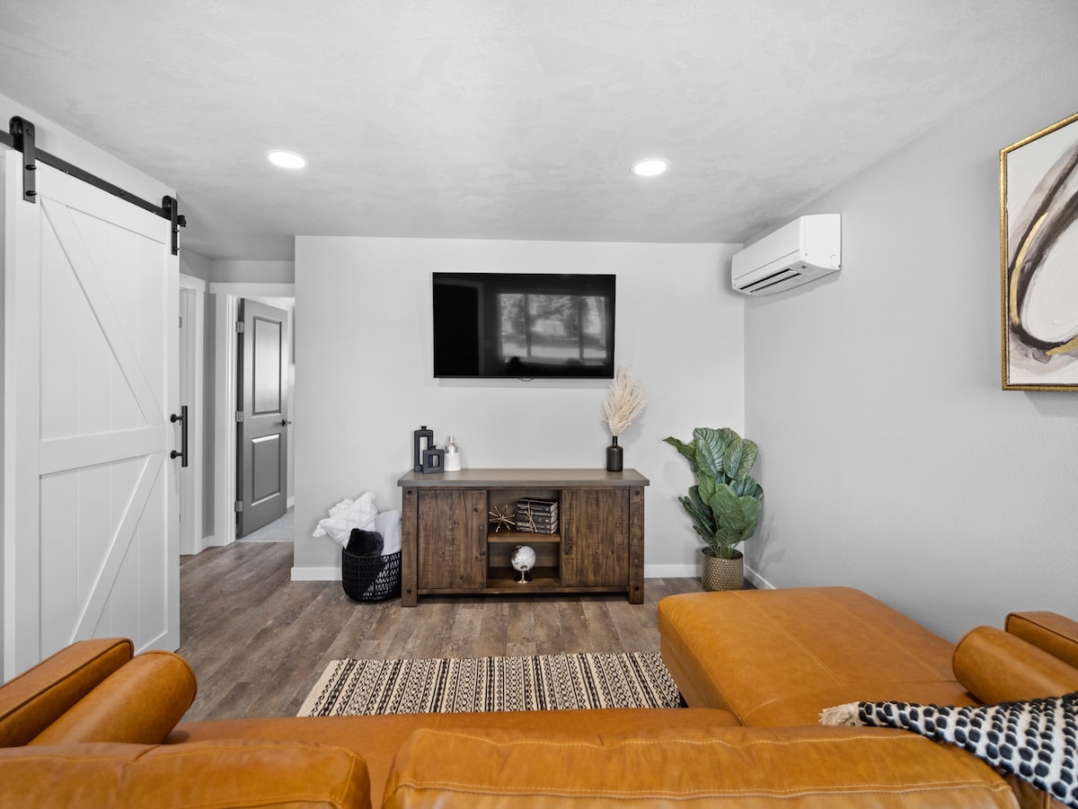 Newley Remodeled 1BD Valley Apt