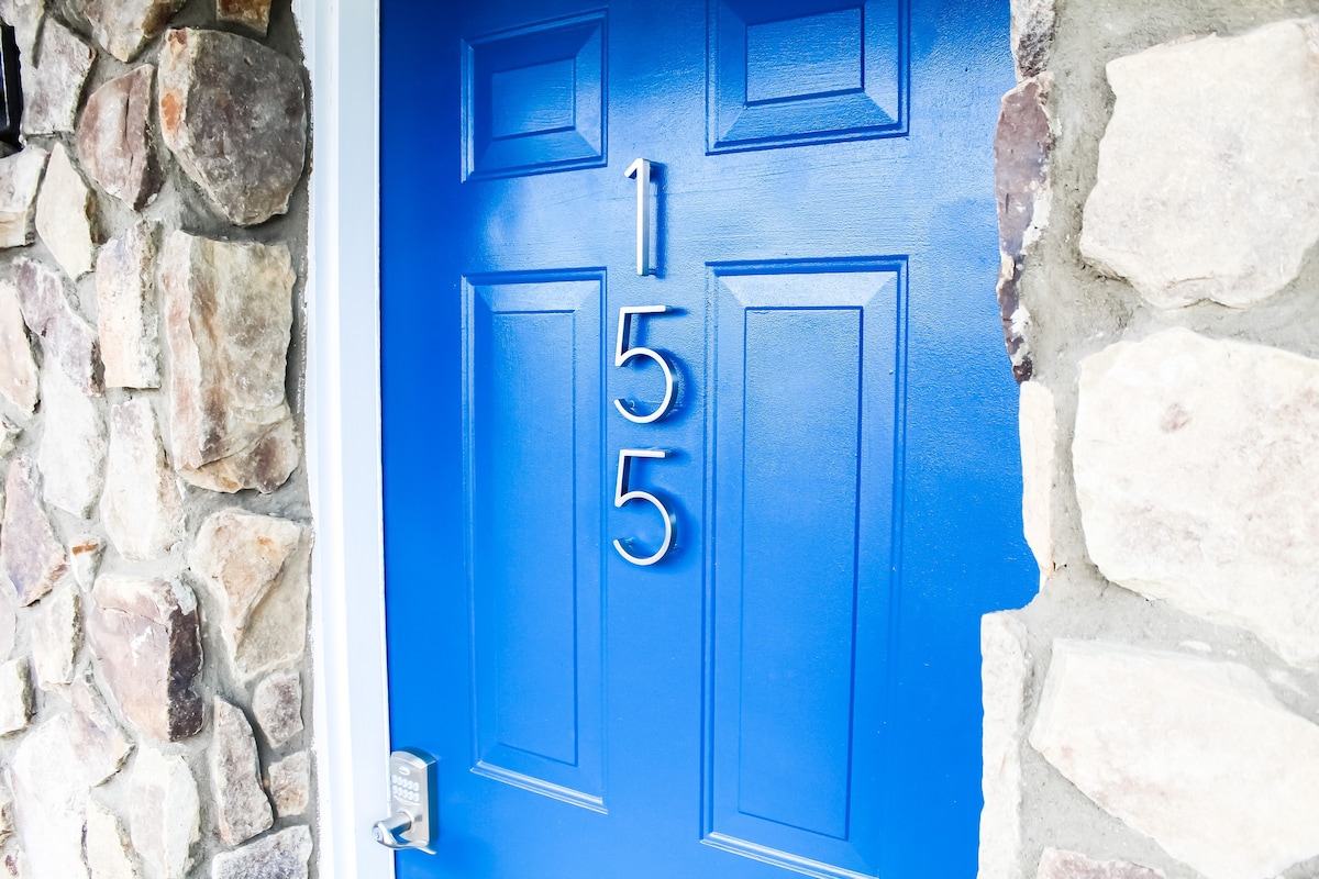 蓝门（ Blue Door 155 ）。 州立街（ State St ）附近的宽敞房源