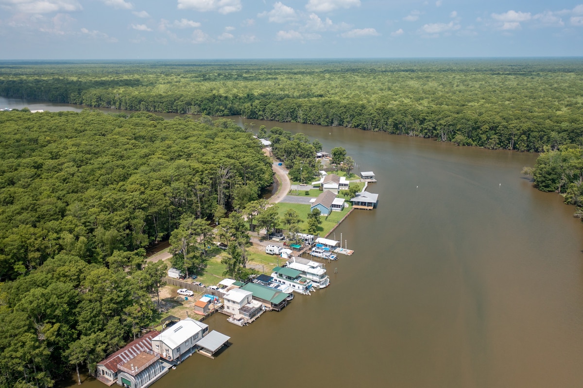 Summertime Bayou Houseboat Oasis: Spa Fish & Kayak