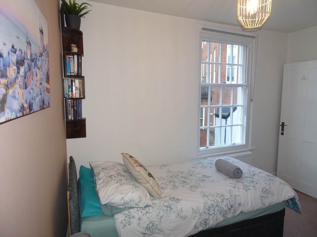 Single En-suite room in Central Exeter Townhouse