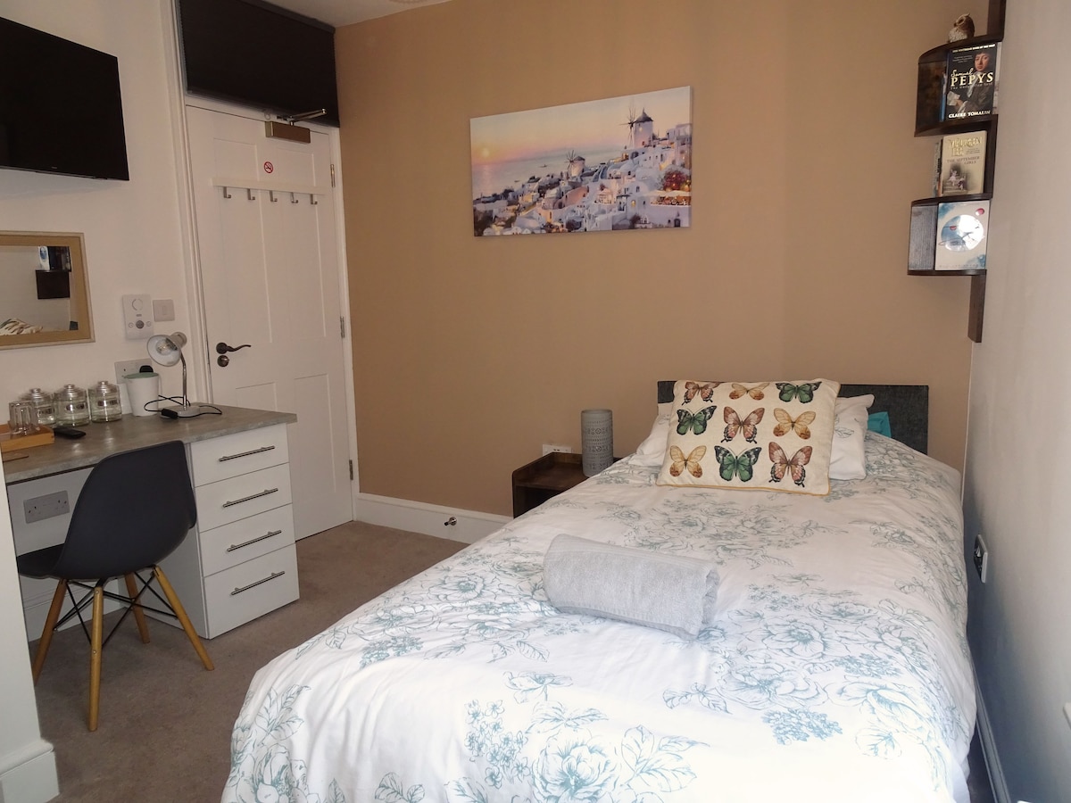 Single En-suite room in Central Exeter Townhouse