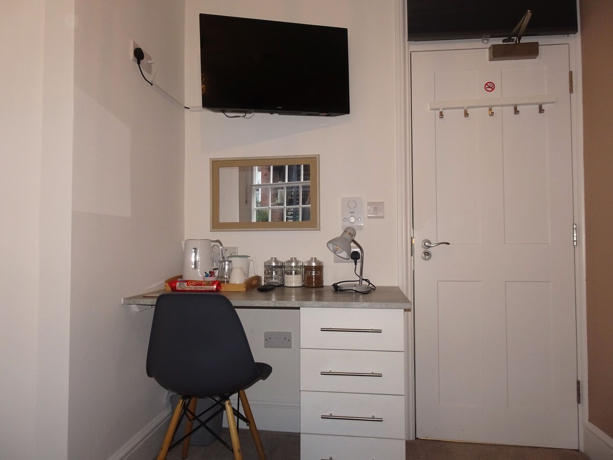 Single En-suite room in Central Exeter Townhouse