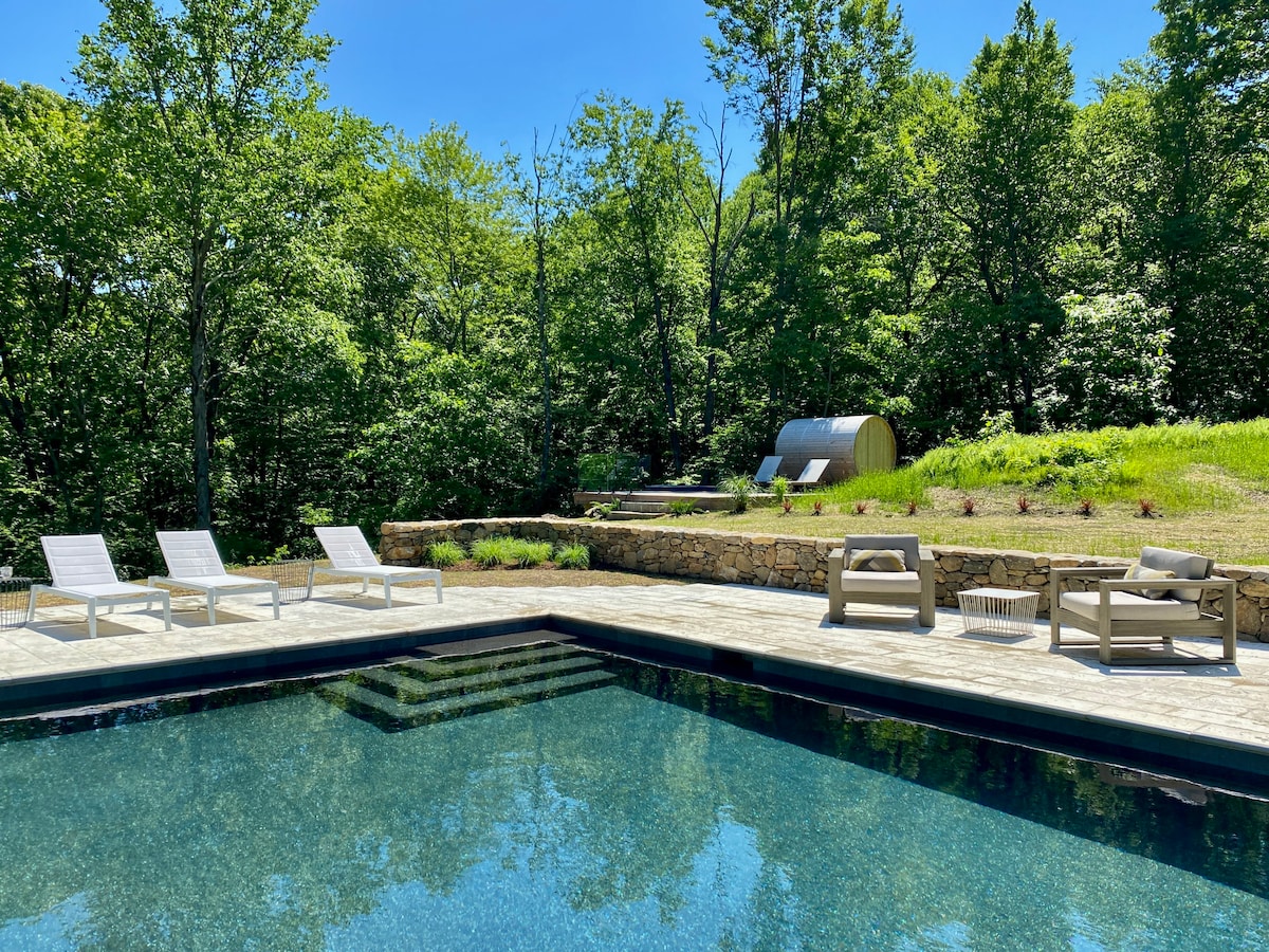 Renovated Barn for Beautiful Country Escape. Pool.